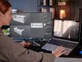 Kobieta projektuje meble 3D na komputerze, używając tabletu graficznego.