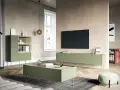 Nowoczesny salon z meblami w kolorze **kolor oliwkowy jasny**. Szafka RTV, stolik kawowy i regał tworzą spójną całość.