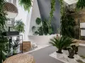 Łazienka pełna zieleni. Monstera, paprocie i inne rośliny tworzą tropikalny klimat. Idealne **jakie kwiaty do łazienki** dla miłośników natury.