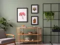 Salon z szarą sofą i drewnianą komodą, ozdobiony obrazami z motywami morskimi. Modne kolory ścian tworzą spokojną atmosferę.