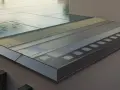 Przekrój nowoczesnej loggii z warstwami izolacji i wykończenia, widoczne płytki i metalowe elementy.