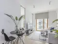 Nowoczesny salon z dużym oknem bez firanek. Inspiracje dla minimalistycznych wnętrz.