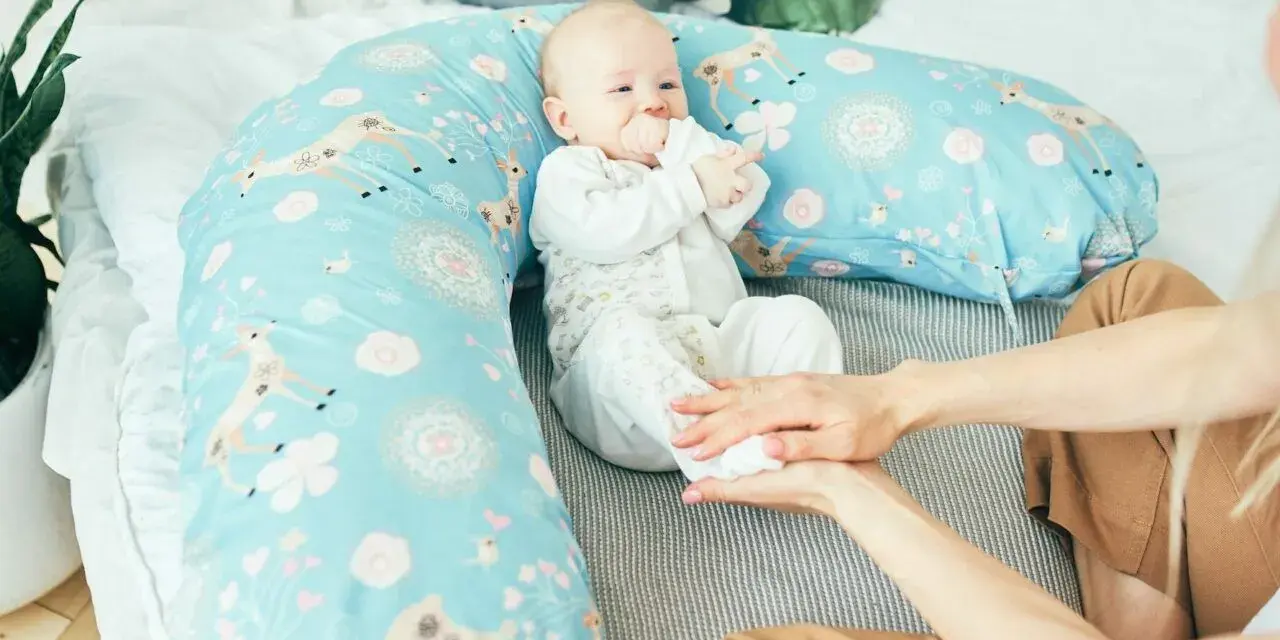 Najlepsza poduszka do karmienia – uniknij bólu i wybierz mądrze