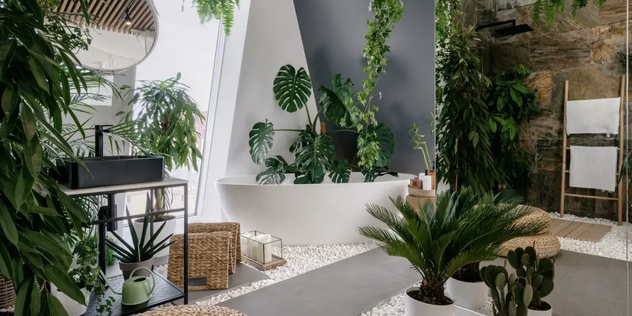 Łazienka pełna zieleni. Monstera, paprocie i inne rośliny tworzą tropikalny klimat. Idealne **jakie kwiaty do łazienki** dla miłośników natury.