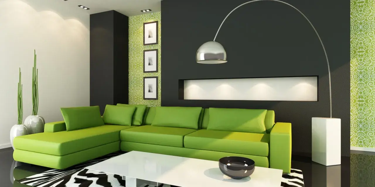 Nowoczesny salon z kanapą w intensywnym kolorze limonkowym, czarną ścianą i wzorzystą tapetą.