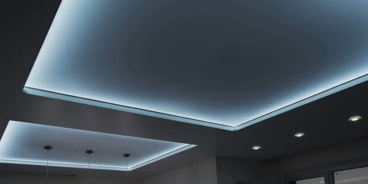 Nowoczesny sufit napinany z podświetleniem LED tworzy nastrojową atmosferę.