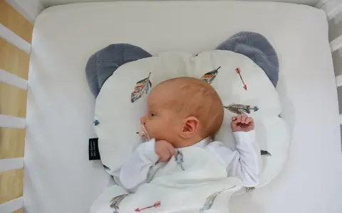 Poduszka motylek od kiedy? Bezpieczne wprowadzenie dla niemowląt