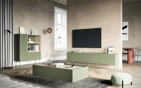 Nowoczesny salon z meblami w kolorze **kolor oliwkowy jasny**. Szafka RTV, stolik kawowy i regał tworzą spójną całość.