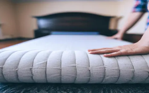 Jak zwinąć materac bez uszkodzeń? Sprawdzone sposoby i porady