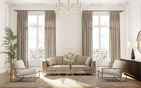Elegancki salon w stylu klasycznym. Jasna sofa i fotele, złoty stolik kawowy, zasłony i ozdobne sztukaterie.
