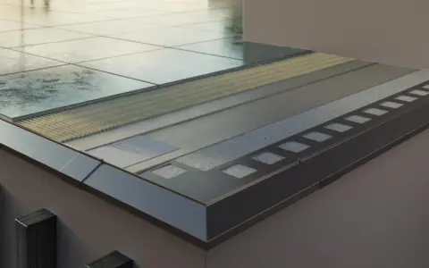 Przekrój nowoczesnej loggii z warstwami izolacji i wykończenia, widoczne płytki i metalowe elementy.