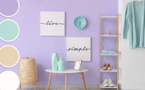 Ściana w kolorze lila, ozdobiona obrazkami z napisami "live" i "simple". Obok wazoniki, stolik, regał z butami i swetrem.