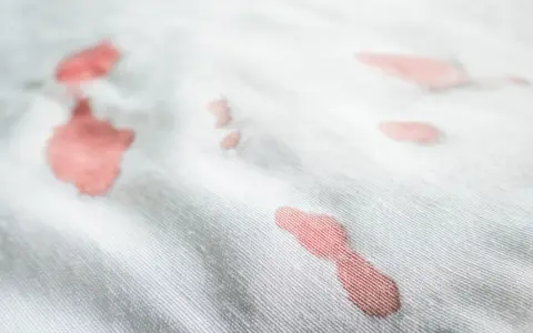 Jak wyczyścić materac z krwi - skuteczne metody na plamy i zapachy