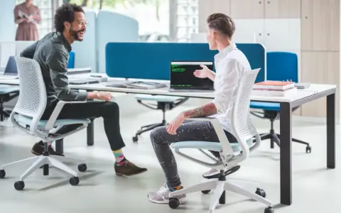 Ergonomiczne stanowisko pracy – jak dobrać fotele i biurka, żeby biuro naprawdę służyło pracownikom?