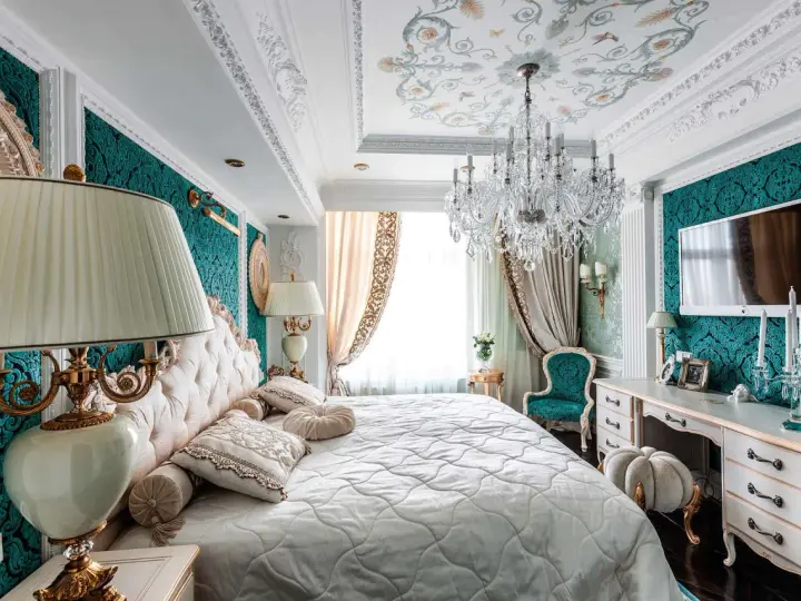 Luksusowa sypialnia w stylu barokowym, z bogato zdobionym sufitem, kryształowym żyrandolem i turkusową tapetą.