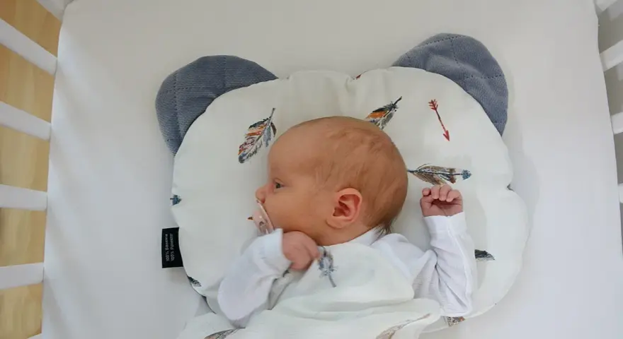 Poduszka motylek od kiedy? Bezpieczne wprowadzenie dla niemowląt