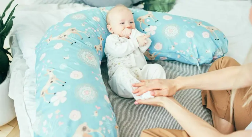 Najlepsza poduszka do karmienia – uniknij bólu i wybierz mądrze