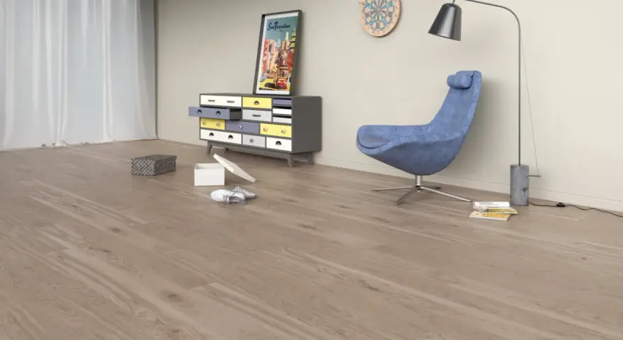 Drewniana podłoga w odcieniu taupe jaki to kolor, obok niebieskiego fotela i kolorowej komody.
