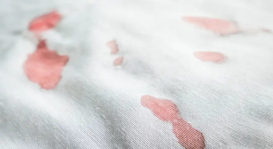 Jak wyczyścić materac z krwi - skuteczne metody na plamy i zapachy