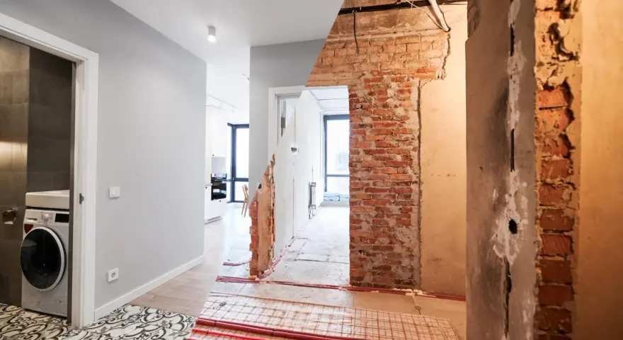 Remont starego domu od czego zacząć? Wnętrze w trakcie prac: odsłonięta cegła, instalacje, pralka i nowe płytki.