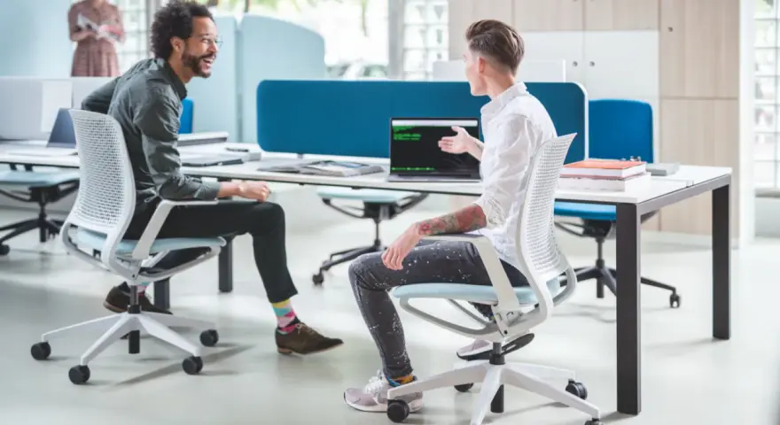 Ergonomiczne stanowisko pracy – jak dobrać fotele i biurka, żeby biuro naprawdę służyło pracownikom?
